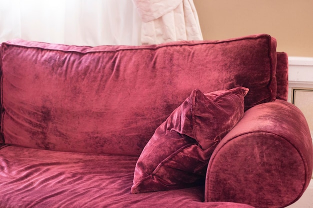 Zdjęcie maroon sofa w domu