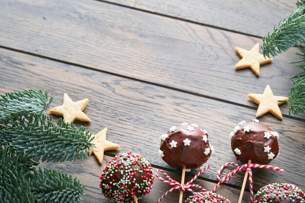 Marry Christmas słodkie ciasto wyskakuje Świąteczny deser okrągłe ciasto brownie wyskakuje z gwiazdami na ciemnozielonym tle Koncepcja deseru świątecznego jedzenia i scena świąteczna granica na szerokim ekranie Widok z góry