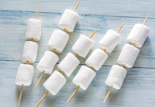 Marshmallow Skewers Na Drewnianym Tle