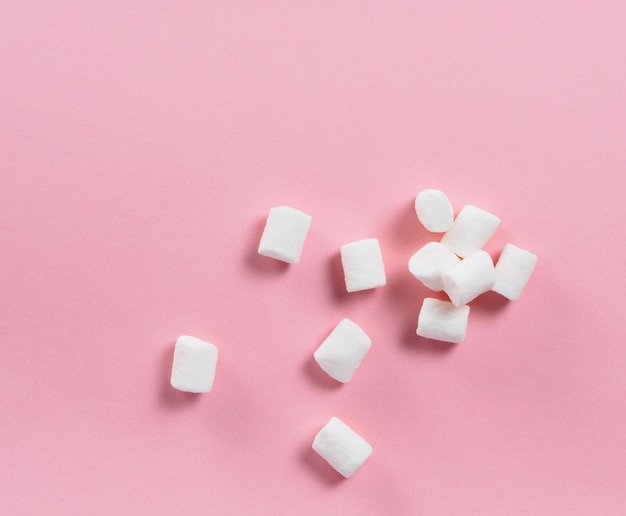 Zdjęcie marshmallows on pink background with copyspace