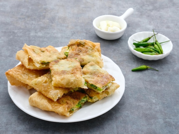 Martabak Martabak Telor lub Martabak Telur Smażone ciasto nadziewane mięsem jajecznym i przyprawami