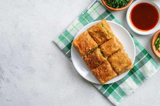 Martabak Telor lub Martabak Telur. Pikantne ciasto smażone na patelni nadziewane jajkiem, mięsem i przyprawami. Martabak Telur to jedna z indonezyjskich ulicznych potraw