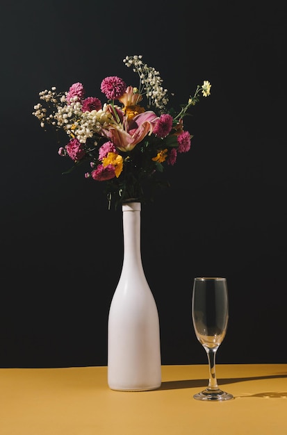 Martwa natura z butelki wina różne wiosenne kwiaty i szkło na stole Koncepcja natury Karta 8 marca