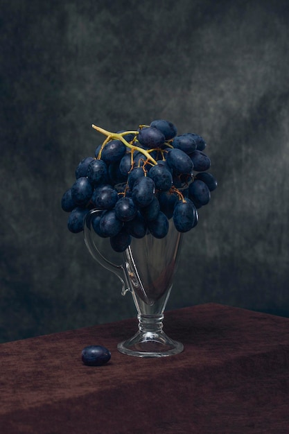Zdjęcie martwa natura z gałązką winogron na szkle