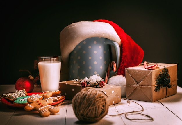 Martwa natura z imbirowymi ciasteczkami i mlekiem. słoik Prezenty świąteczne. Koncepcja Bożego Narodzenia.