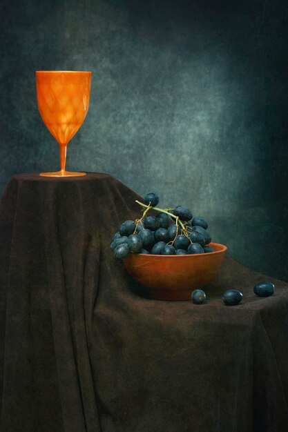 Zdjęcie martwa natura z kiścią winogron i szklanką