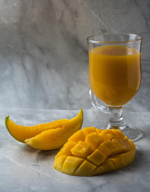 Martwa Natura Z Pysznym Soczystym Pokrojonym Sokiem Z Mango I Mango W Szklanym Kubku