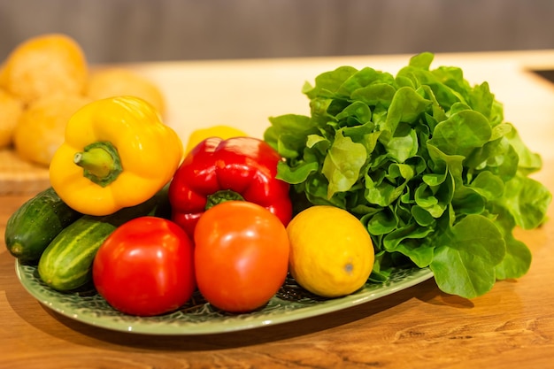 Martwa Natura Ze świeżych Organicznych Warzyw Na Talerzu Na Kuchennej Koncepcji Wegetariańskiej I Wegańskiej