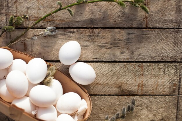 Martwa natura ze świeżymi białymi jajkami kurzymi na drewnianym tle