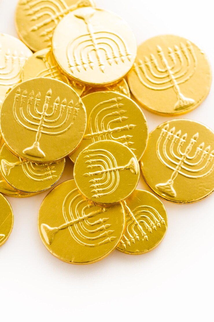 Zdjęcie martwa natura złożona z elementów żydowskiego święta chanuka/chanuka.