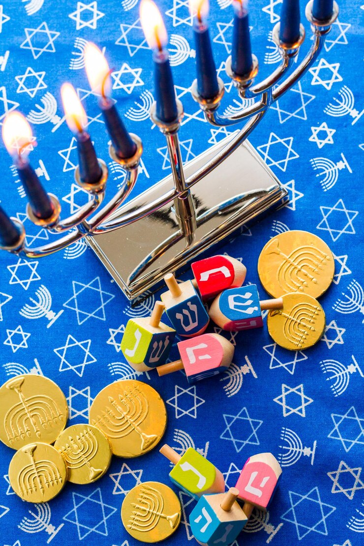 Zdjęcie martwa natura złożona z elementów żydowskiego święta chanuka/chanuka.