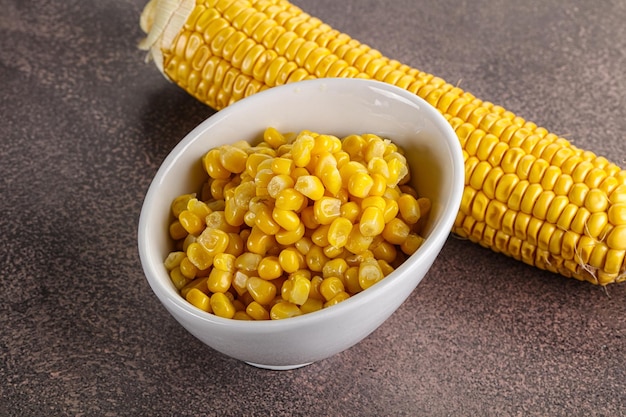 Marynowana kukurydza w misce