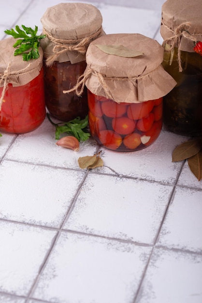 Zdjęcie marynowane warzywa w szklanych słoikach