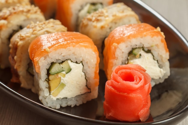 Marynowany imbir w postaci czerwonej róży i rolek sushi Uramaki Philadelphia Uramaki z Conger