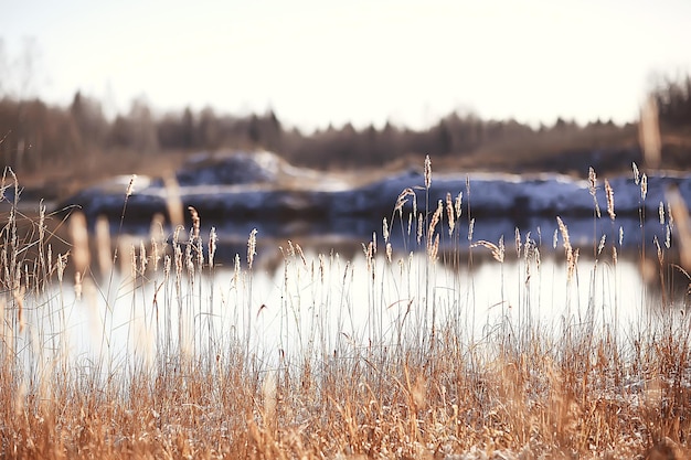 marznąca rzeka listopad grudzień, sezonowy krajobraz w przyrodzie zima
