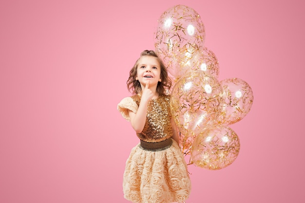 Marzycielska mała dziewczynka z balonami