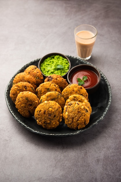 Masala Chana Dal Vada lub Parippu lub Paruppu Vadai to przepis na smażone przekąski Tea Time z Maharashtrian i Kerala. podawane w talerzu