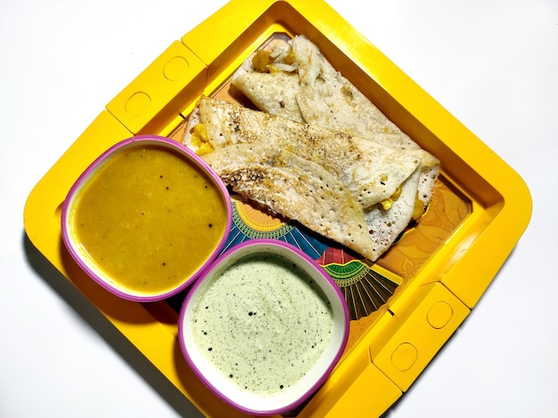 Masala Dosa Z Sambhar I Chutney, Bardzo Znane Danie Południowoindyjskie. Widok Z Góry Selektywna Ostrość