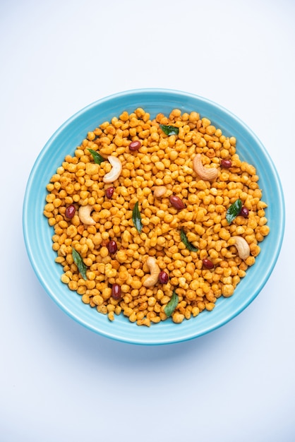 Masala Kara BoondÃ'Â lub Namkeen Bundi z orzechami nerkowca, orzeszkami ziemnymi i liśćmi curry, indyjska mieszanka przekąska z mąki besan