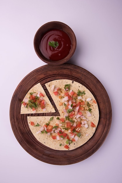 Masala papad to indyjska wegetariańska chrupiąca potrawa lub przystawka, która jest bardzo łatwa do zrobienia. Podawany z keczupem na nastrojowym tle. Selektywne skupienie