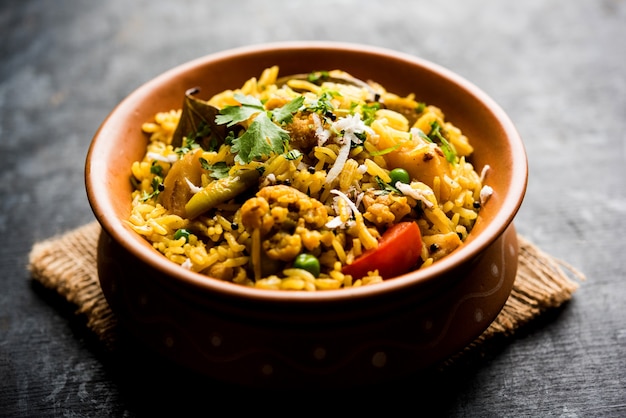 Masala Rice lub masale bhat - to pikantny smażony ryż warzywny lub biryani lub Pulav, zwykle przygotowywany podczas wesel w Maharashtra w Indiach