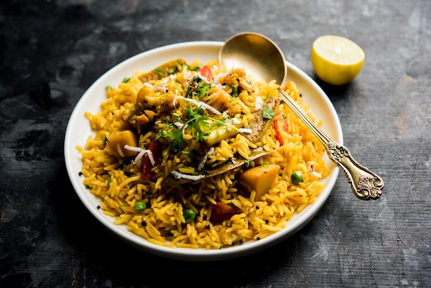 Masala Rice lub masale bhat - to pikantny smażony ryż warzywny lub biryani lub Pulav, zwykle przygotowywany podczas wesel w Maharashtra w Indiach