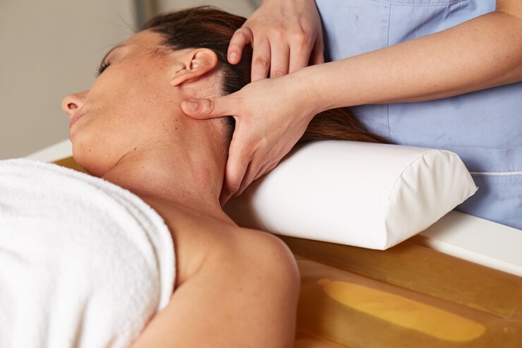 Masaż głowy na łóżku wodnym w spa