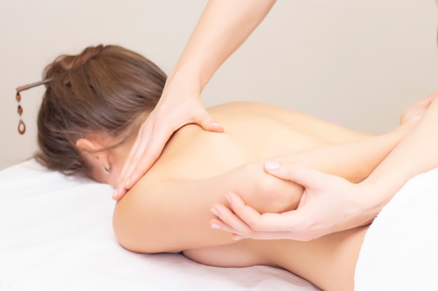 Masaż i pielęgnacja ciała. Spa kobieta masaż ciała z leczenia rąk. Rozciąganie mięśni pleców.