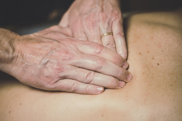 Zdjęcie masaż kobiecie zoliwione ręce na ciele relaksujące mięśnie całościowe ćwiczenia zdrowie dobre samopoczucie