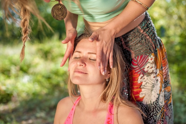 Zdjęcie masażysta wykonuje relaksujący masaż na łonie natury.