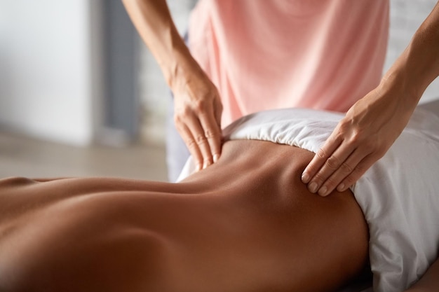 Zdjęcie masażystka robiąca masaż dla klienta