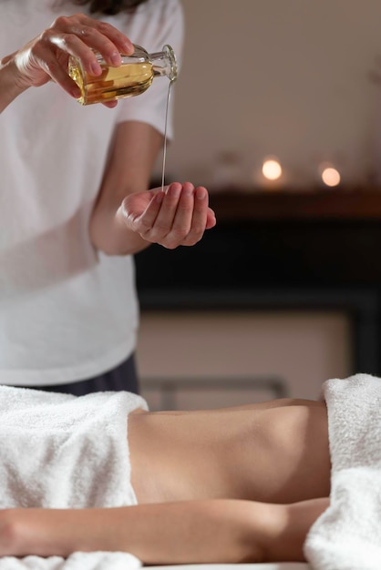 Masażystka wykonująca masaż olejkiem innej kobiecie Zdjęcie pionowe