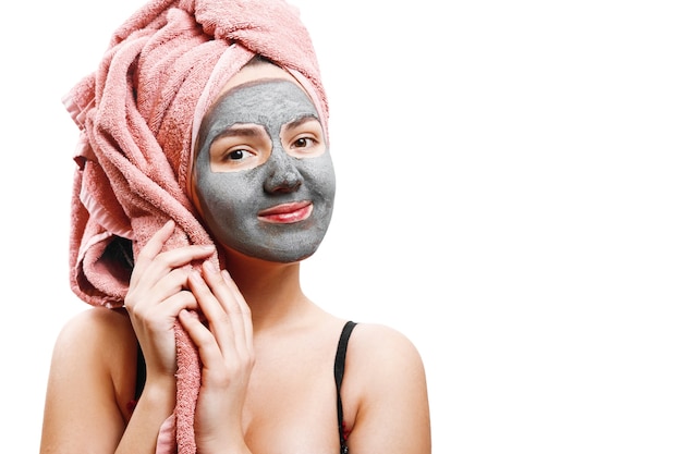 Maska do skóry kobieta, szczęśliwa dziewczyna trzyma ręcznik, dziewczyna cieszy się maską do skóry twarzy, pojedyncze zdjęcie,