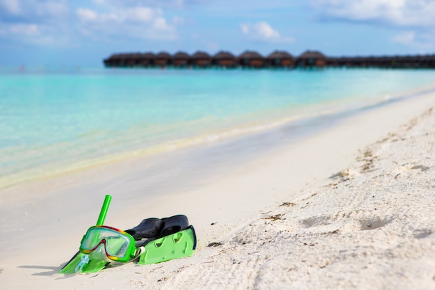 Maska, Fajka I Płetwy Do Nurkowania Na Białej, Piaszczystej Plaży