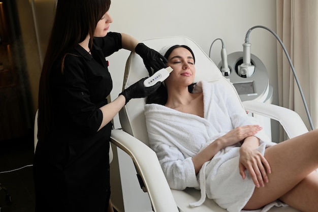 Maska peelingująca do twarzy zabieg upiększający pielęgnacja skóry pielęgnacja skóry Kobieta podczas pielęgnacji twarzy od kosmetyczki w salonie spa