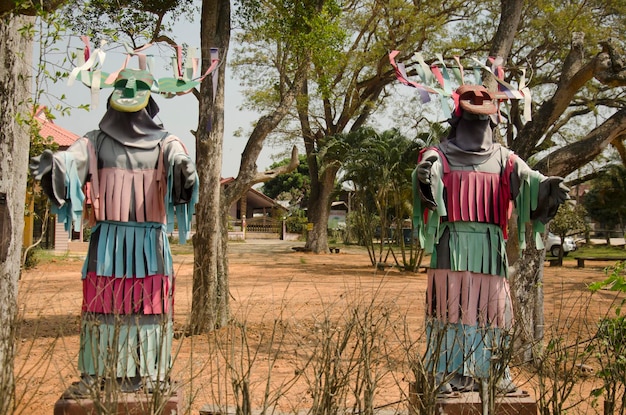 Maski I Kostiumy Phi Kon Nam Lub Tradycja Przewozu Duchów Dla Osób Odwiedzających Festiwal Duchów W Ban Nasao W Chiang Khan W Dniu 21 Lutego 2017 R. W Loei Tajlandia