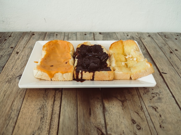 Masło orzechowe, czekolada i mleko skondensowane zestaw tosty.