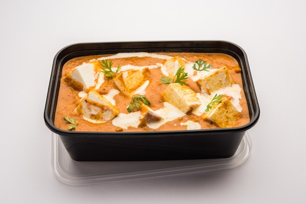 Masło Paneer Masala zapakowane w plastikowy pojemnik lub pudełko, gotowe do dostawy do domu lub odbioru