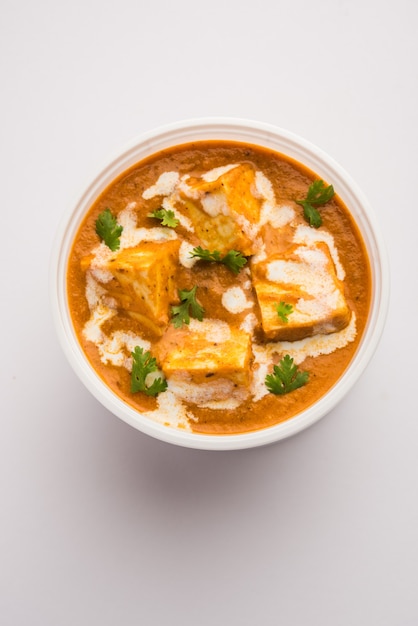 Masło Paneer Masala zapakowane w plastikowy pojemnik lub pudełko, gotowe do dostawy do domu lub odbioru