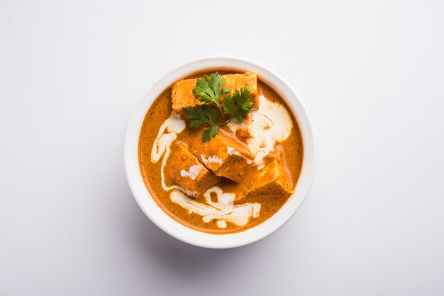 Masło Paneer Masala Znane Również Jako Panir Makhani Lub Makhanwala. Podawane W Misce Ceramicznej Lub Terakotowej Ze świeżą śmietaną I Kolendrą. Selektywne Skupienie