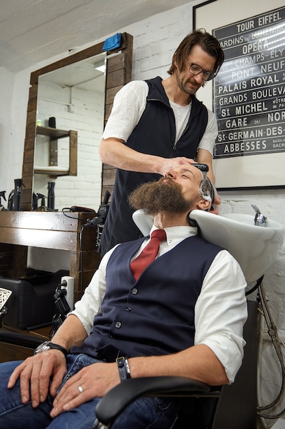 Master Barber Zajmuje Się Fryzurami I Stylizacjami. Concept Barbershop.