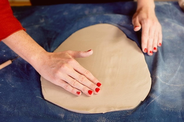 Master wygładza warstwę gliny rękami Ceramika Handmade