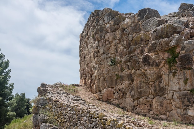 Masywne głazy tworzą mury twierdzy i pałacu Tiryns w Grecji
