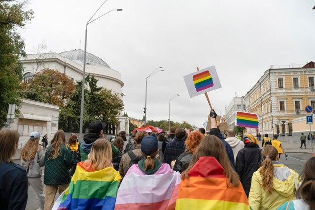 Maszerują ludzie z flagami LGBT