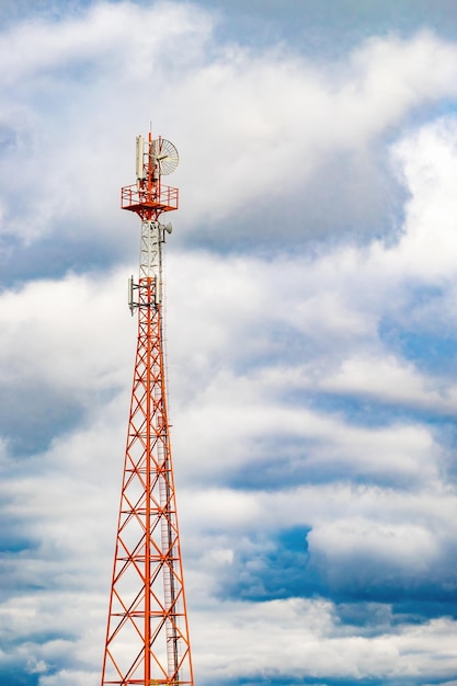 Maszt radiowy z antenami do telekomunikacji i nadawania oraz pochmurne niebo na całej długości Zdjęcie pionowe na całej długości