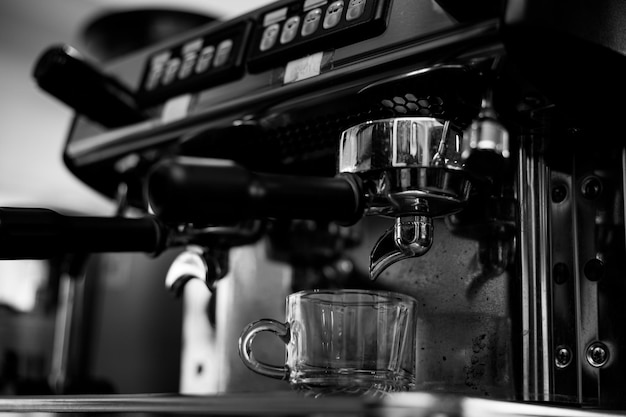 Zdjęcie maszyna do kawy, kawiarnia, restauracja, czarno-biały proces, fotografowanie selektywnego ostrości