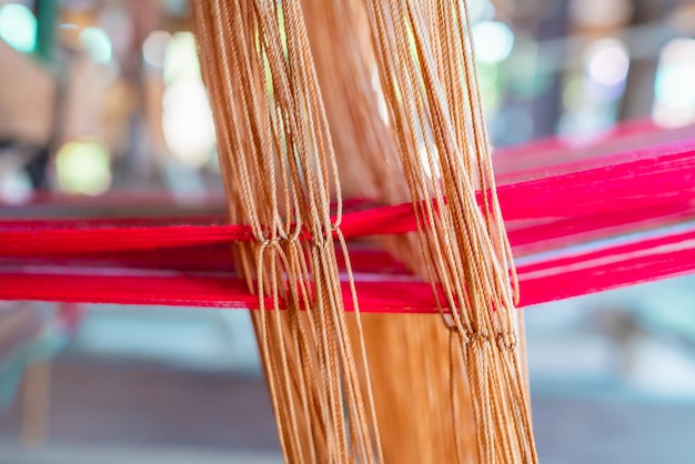 Zdjęcie maszyna do nici tekstylnych w stylu tajskim i azjatyckim do wykonywania tradycyjnych ubrań i tkania wzorów tkanin