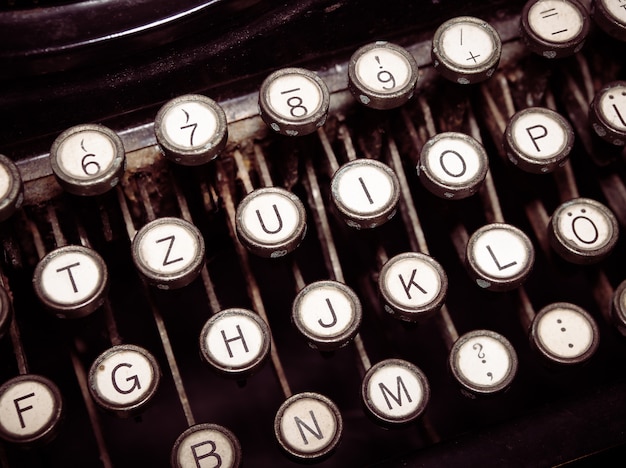 Maszyna do pisania w stylu vintage. Koncepcyjne publikowanie obrazów, blogowanie, pisanie lub pisanie.