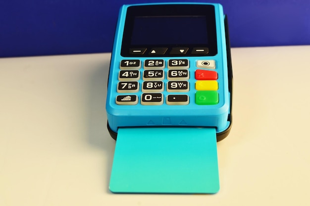 Maszyna do płatności kartą kredytową. Terminal POS i karta bankowa. Pojęcie płatności, pieniędzy,