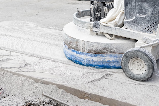 Maszyna do szlifowania pracująca na betonowej drodze miejskiej na placu budowy